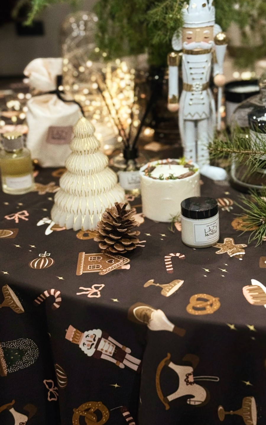 Tablecloth with festive all-over print 2,5m x 1,4m LM061